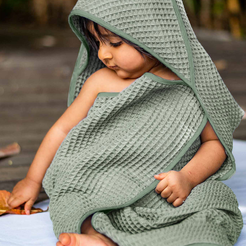 https://cdn.shopify.com/s/files/1/2536/8820/products/WHITEWATERKIDSORGANICHANDWOVENHOODEDWAFFLETOWEL-MINT1_1024x.jpg?v=1608035652