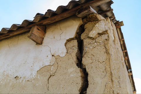 crack in the wall of a home that hasn't been retrofitted for earthquakes