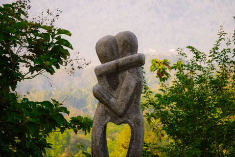 statue of two people hugging