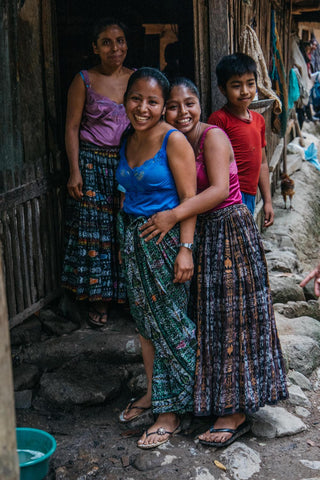 Mujeres Mayas Q'eqhi' Alta Verapaz Guatemala Granja de Cacao