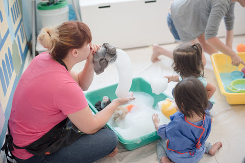 Robin and kids play with water and soap sensory play.