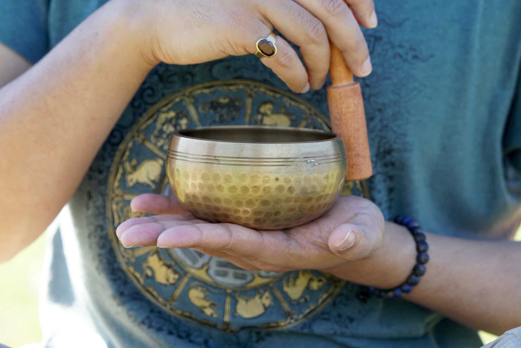 Holding the singing bowl correctly