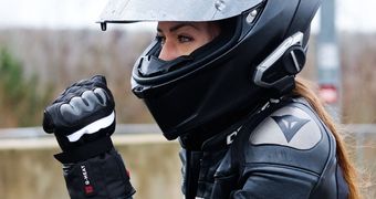 Vquattro combate el frío en moto con sus chaquetas y guantes