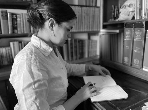 mujer escribiendo en el diario