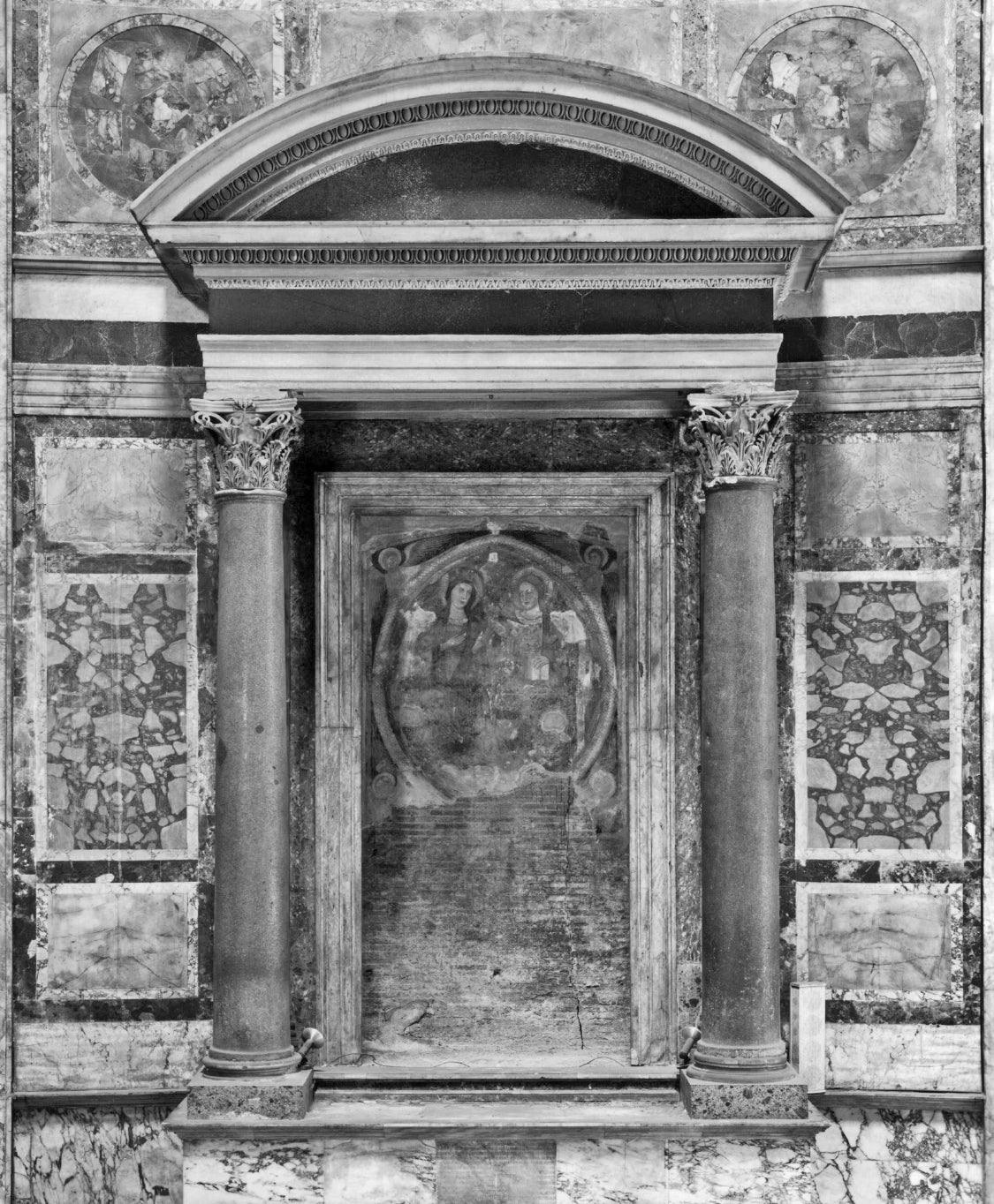 classical sketch of an aedicule for the glossary of architectural terms at ColumnsDirect.com