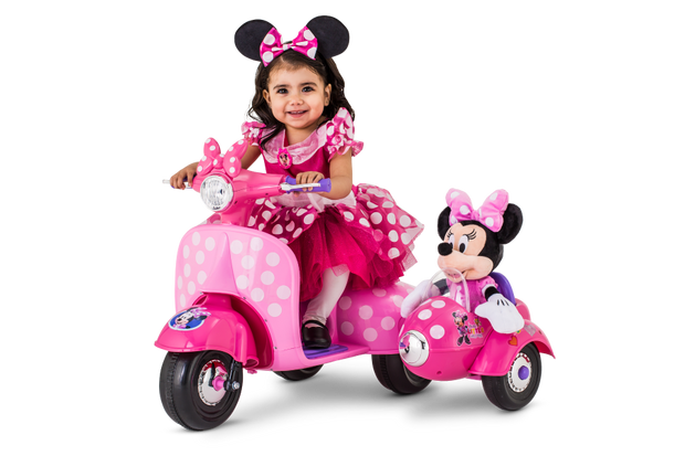 minnie mouse sit on car