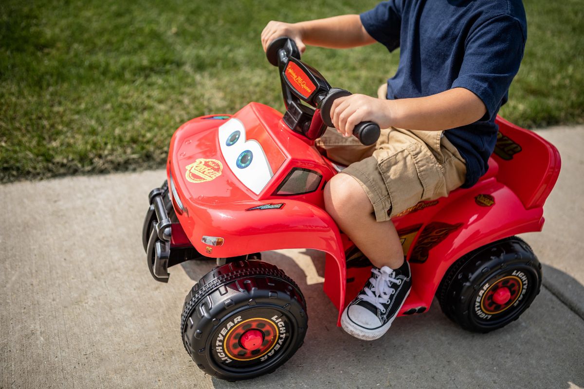 Cars Lightning McQueen Ride On | for Kids 18-30 Months - Kid Trax Toys