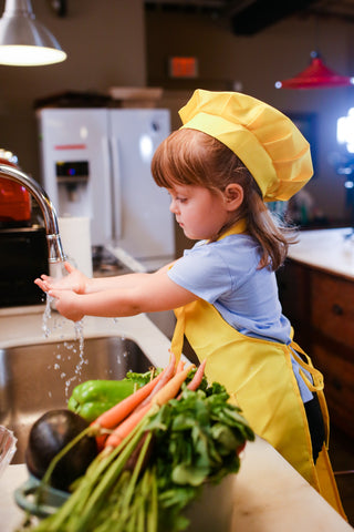 letting toddler help in the kitchen tips