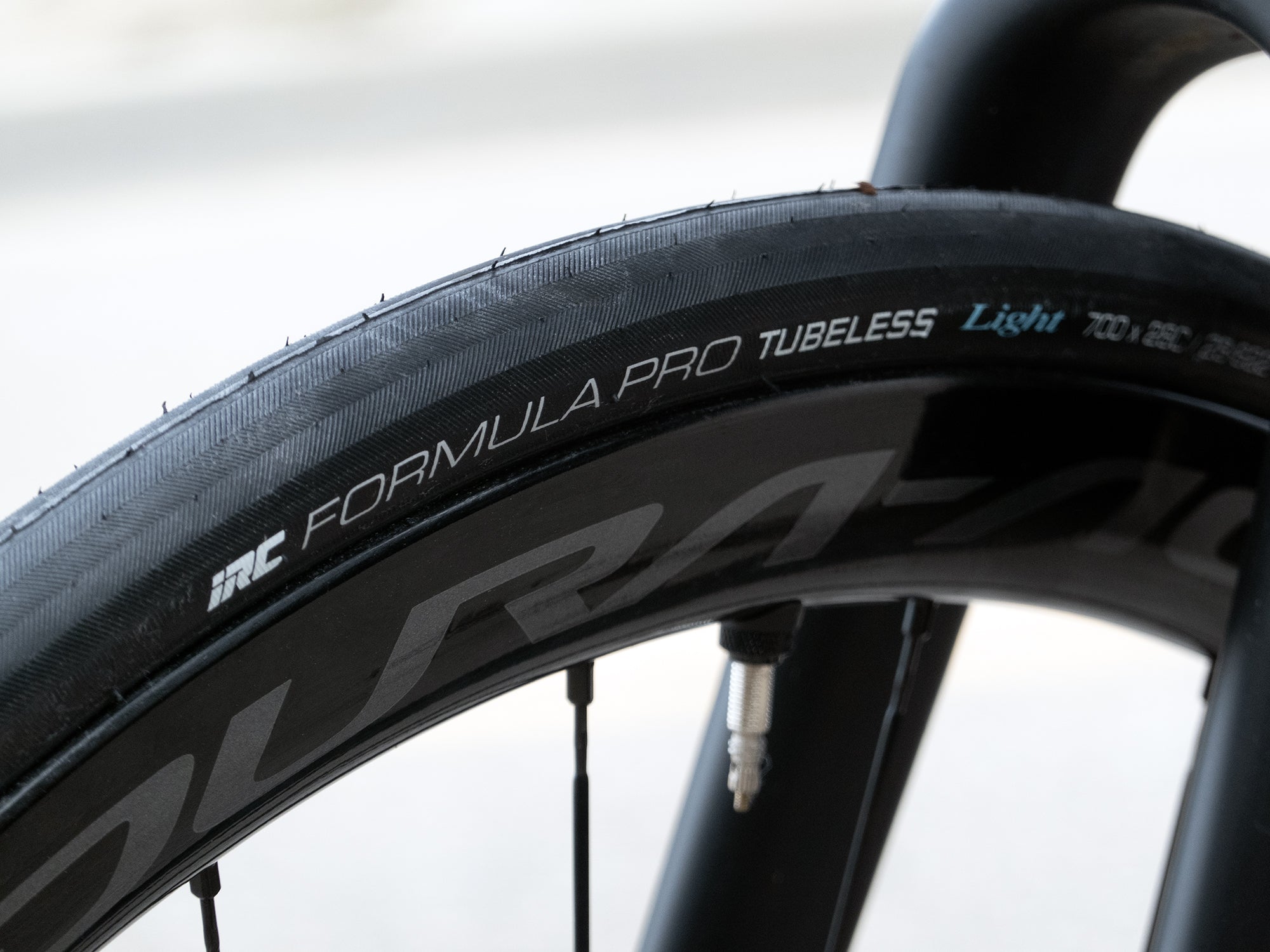 28c tubeless tires