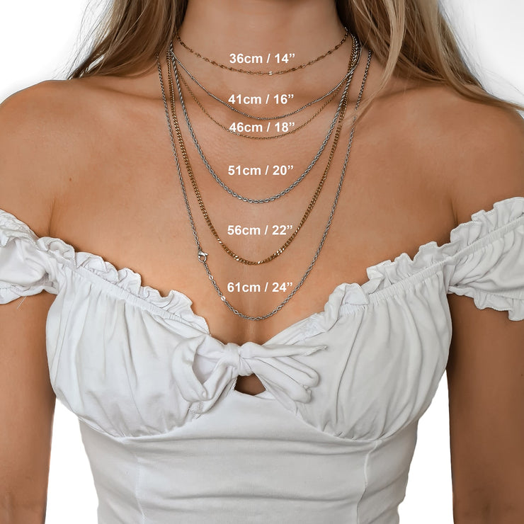 Diverse lunghezze e dimensioni della collana a catena visualizzate su una donna
