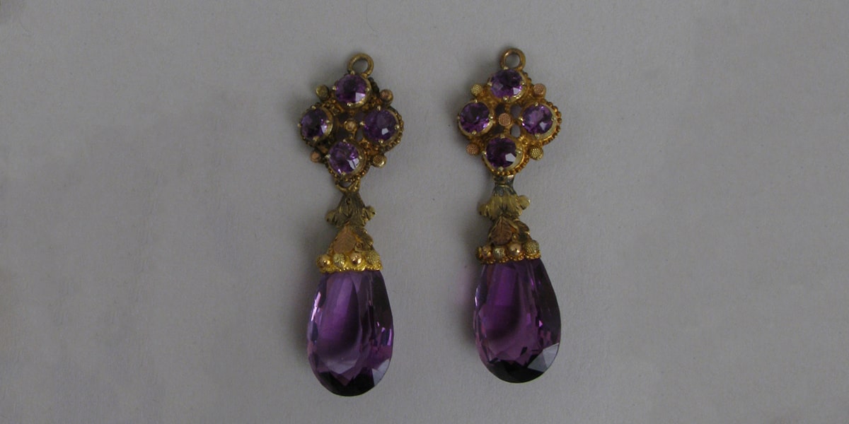 Pair of gold earrings with amethyst drops and embellishment from 1830