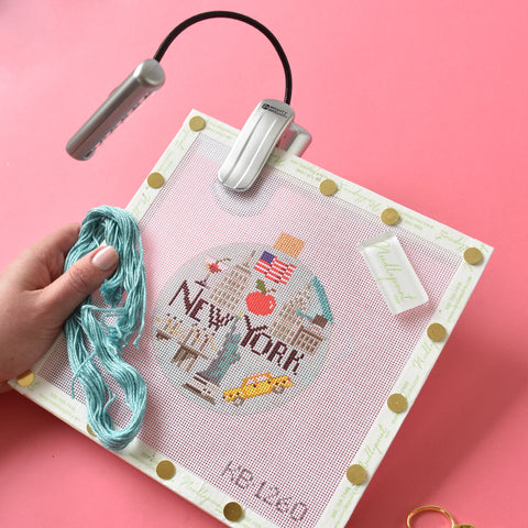 New York Travel Round canvas with clip on light & thread