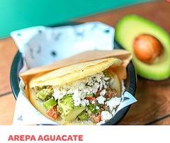 reife Avocado Arepa mit Käse