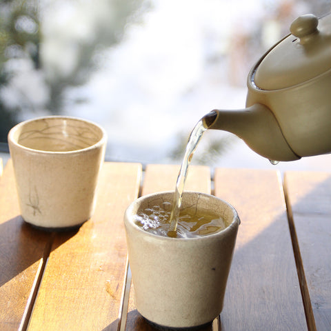 Sencha Uchiyama dans une tasse Raku. Un thé vert du Japon. 