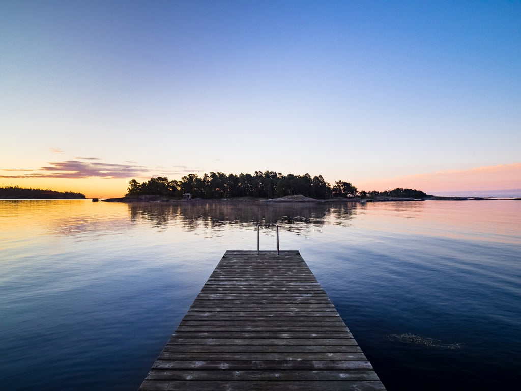 HERRÖ on idyllinen puuhuvila kauneimman saaristoluonnon helmassa Espoon Suvisaaristossa. Ajan patinoimassa miljöössä avomeren äärellä mieli rauhoittuu. Päärakennuksen lisäksi pihapiirissä on reilun kokoinen sauna, jonka pehmeistä löylyistä voi pulahtaa virkistävälle uinnille meren aaltoihin.