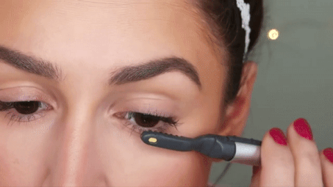 heated eyelash curler demonstration