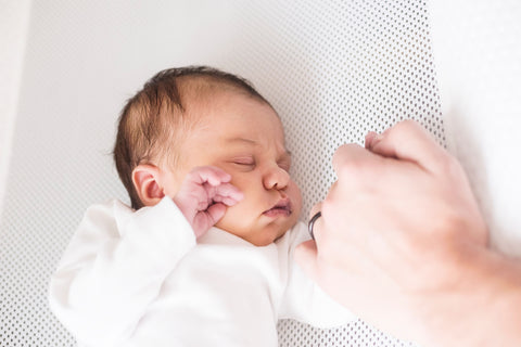 Vastasyntyneen vauvan nukuttaminen: 5 käytännön vinkkiä – LullaMe | LullaMe