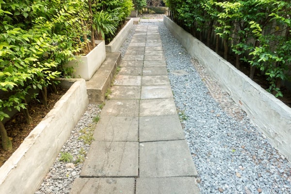 paver form garden pathway