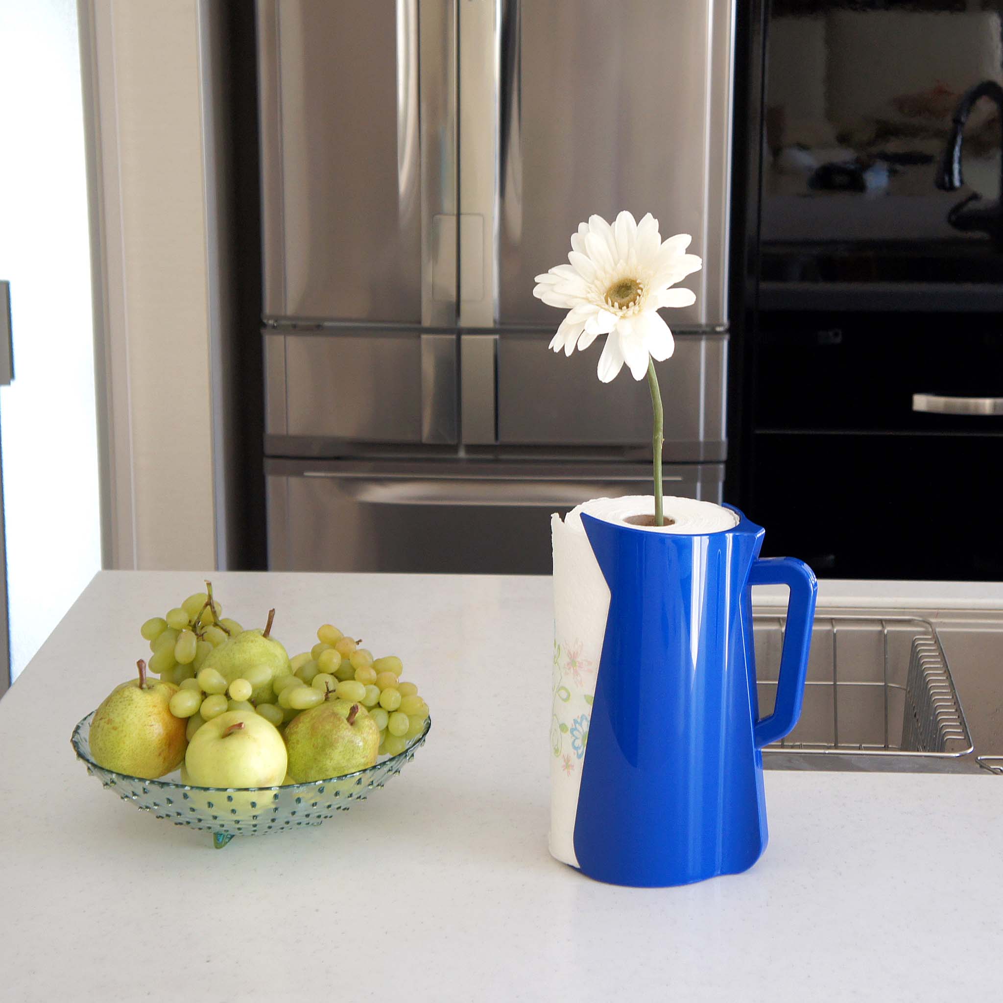 A sleek and stylish paper towel holder to brighten up the kitchen.