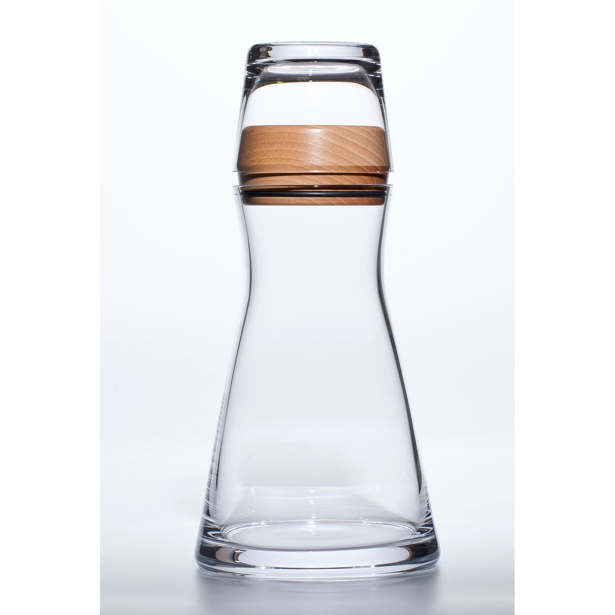 The mouthblown crystal Avva Carafe echoes the Avva series' focus on complementary angles and is the perfect addition to our Avva Tumblers and Whisky Lover.