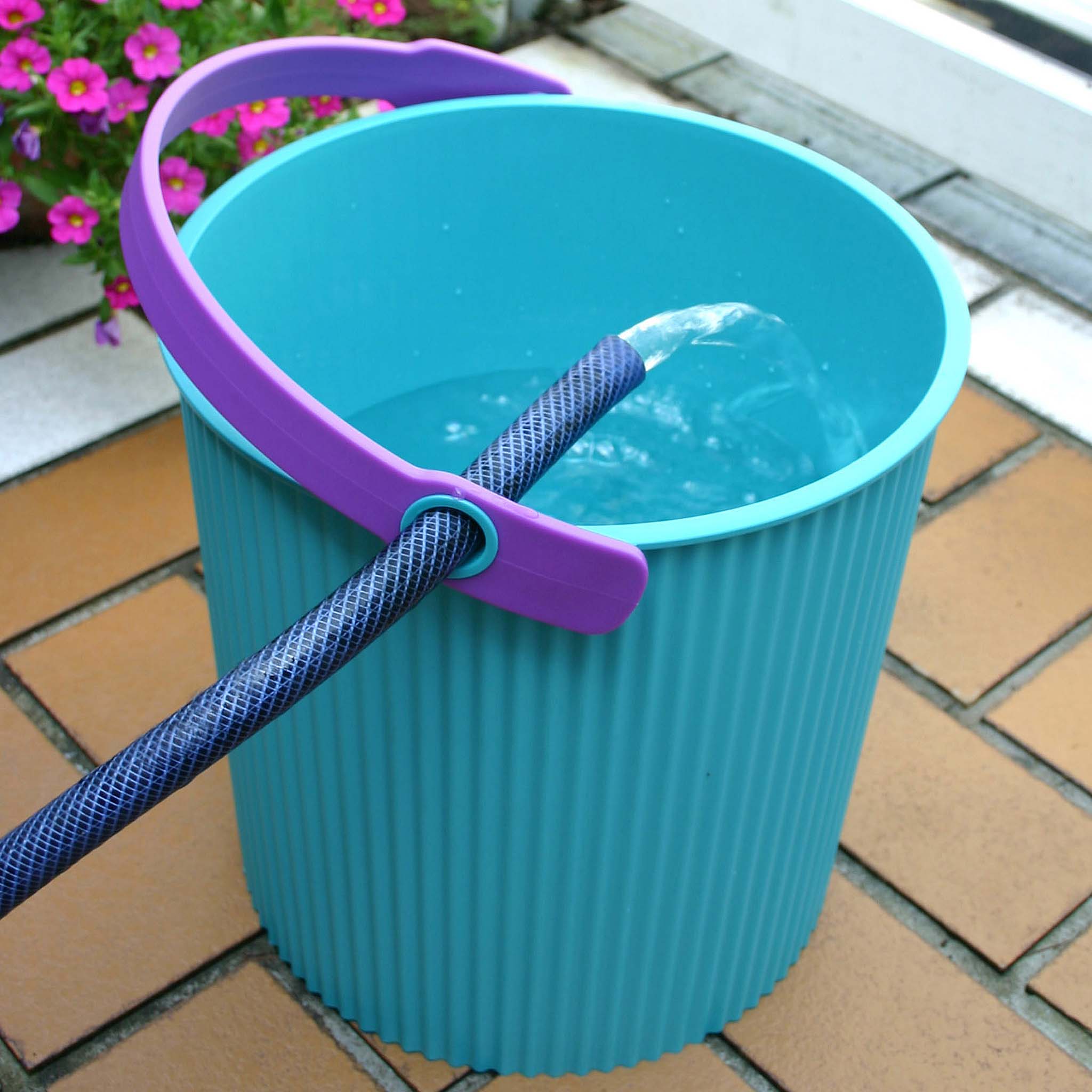 Omnioutil Vivid in turquoise blue. The color of the lid matches the handle, and the color of the bucket matches the ring (the hose hole).
