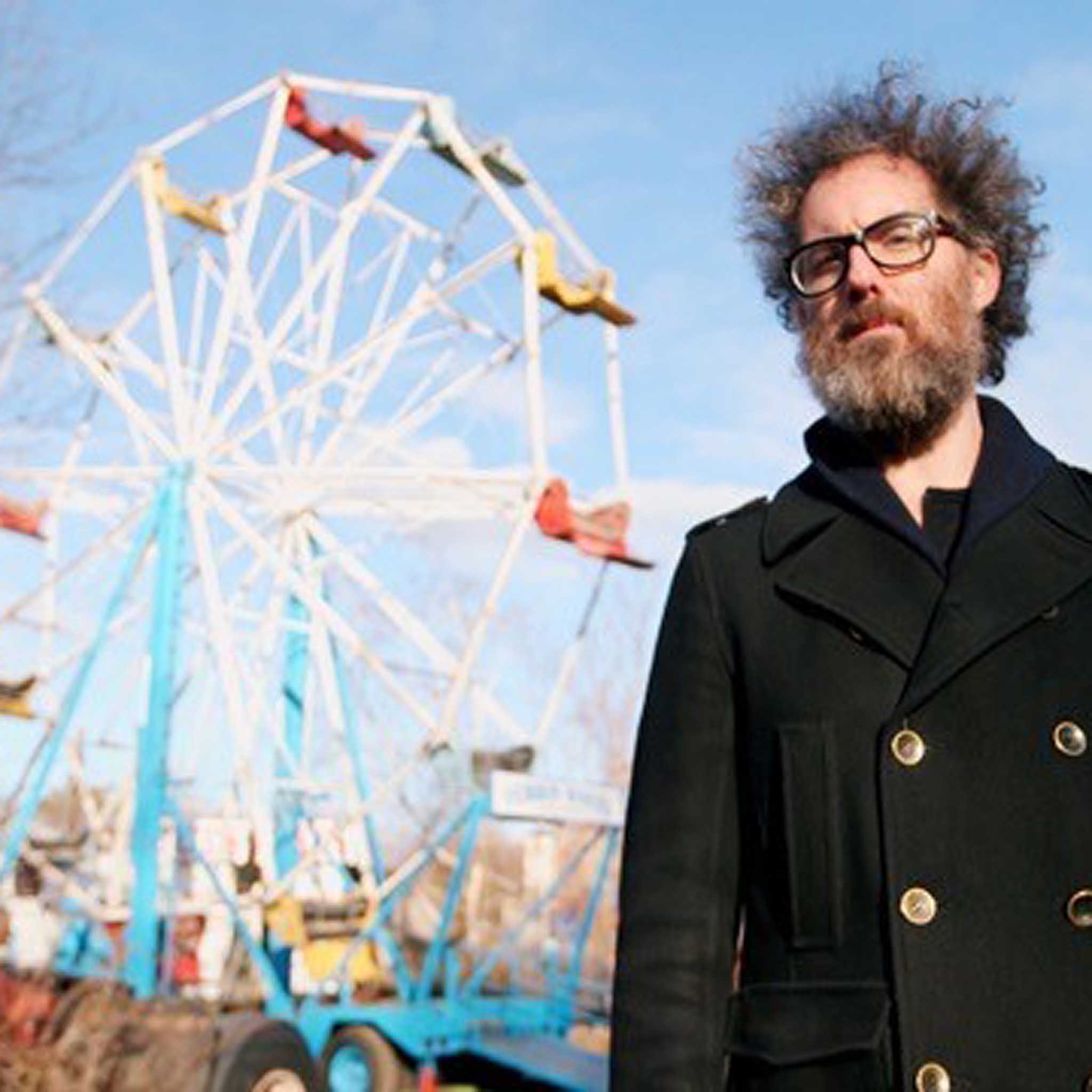 Two teams of upcycling geniuses compete over three days to turn a rusted old ferris wheel into must-have high-end products. 