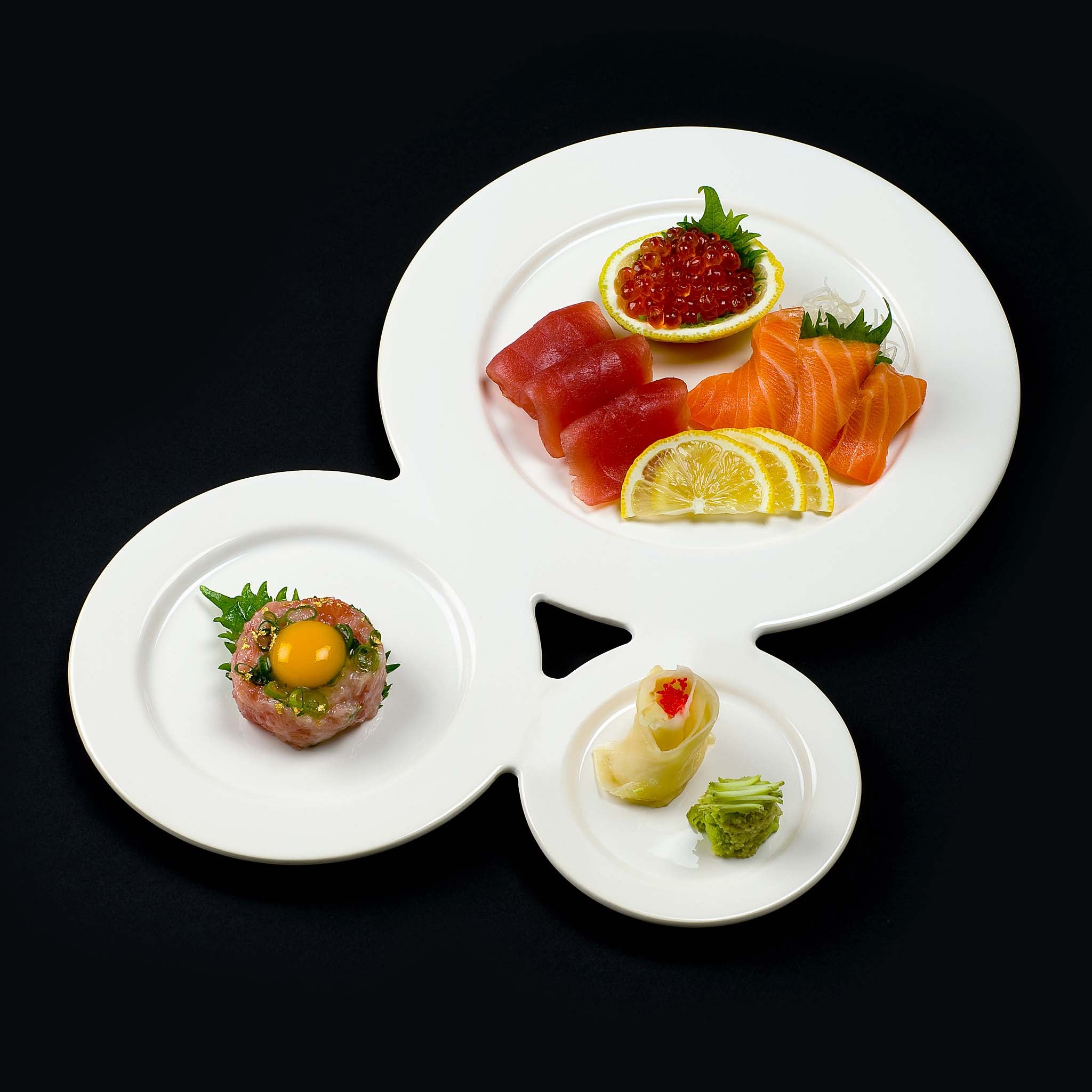 Gourmet Trio Plate is a serving platter composed of three porcelain plates of different sizes. The plates appear joined together to form a whole, creating a new tableware concept. The range of sizes suggests different ways to appreciate the courses of a meal.