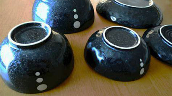 Matte black-glazed bowls with beige circle design. This popular series can be used for both Japanese and Western style dining.