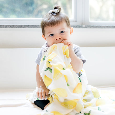 The best clothing for a baby is not too tight and breathable, made with cotton and bamboo