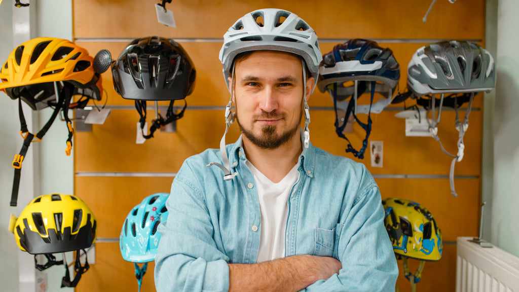 Hombre probándose cascos de ciclismo