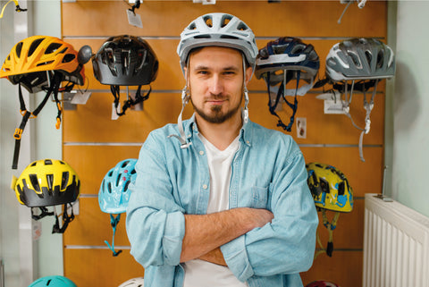 Ciclista con casco