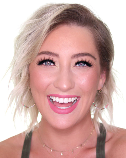 Aquí tenemos un magnífico look de maquillaje de verano con el estilo Happy Magnetic Pestañas.