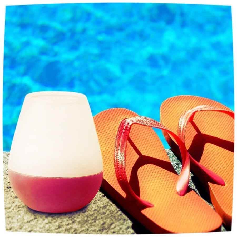 https://cdn.shopify.com/s/files/1/2572/7700/files/Unbreakable-Silicone-Wine-Glasses-Poolside.jpg?1201825695851025976