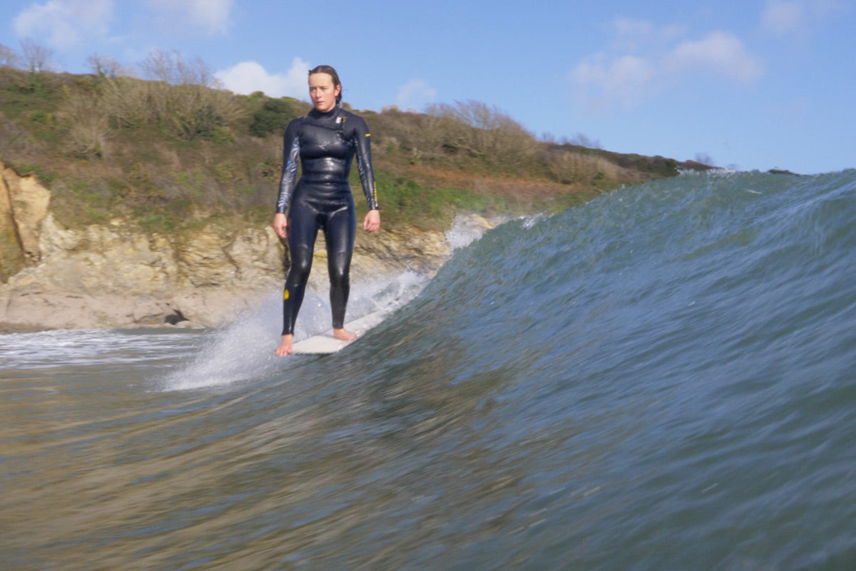 british longboarder beth leighhfield noseride wearing natural rubber wetsuit, photogrpahed by bella bunce