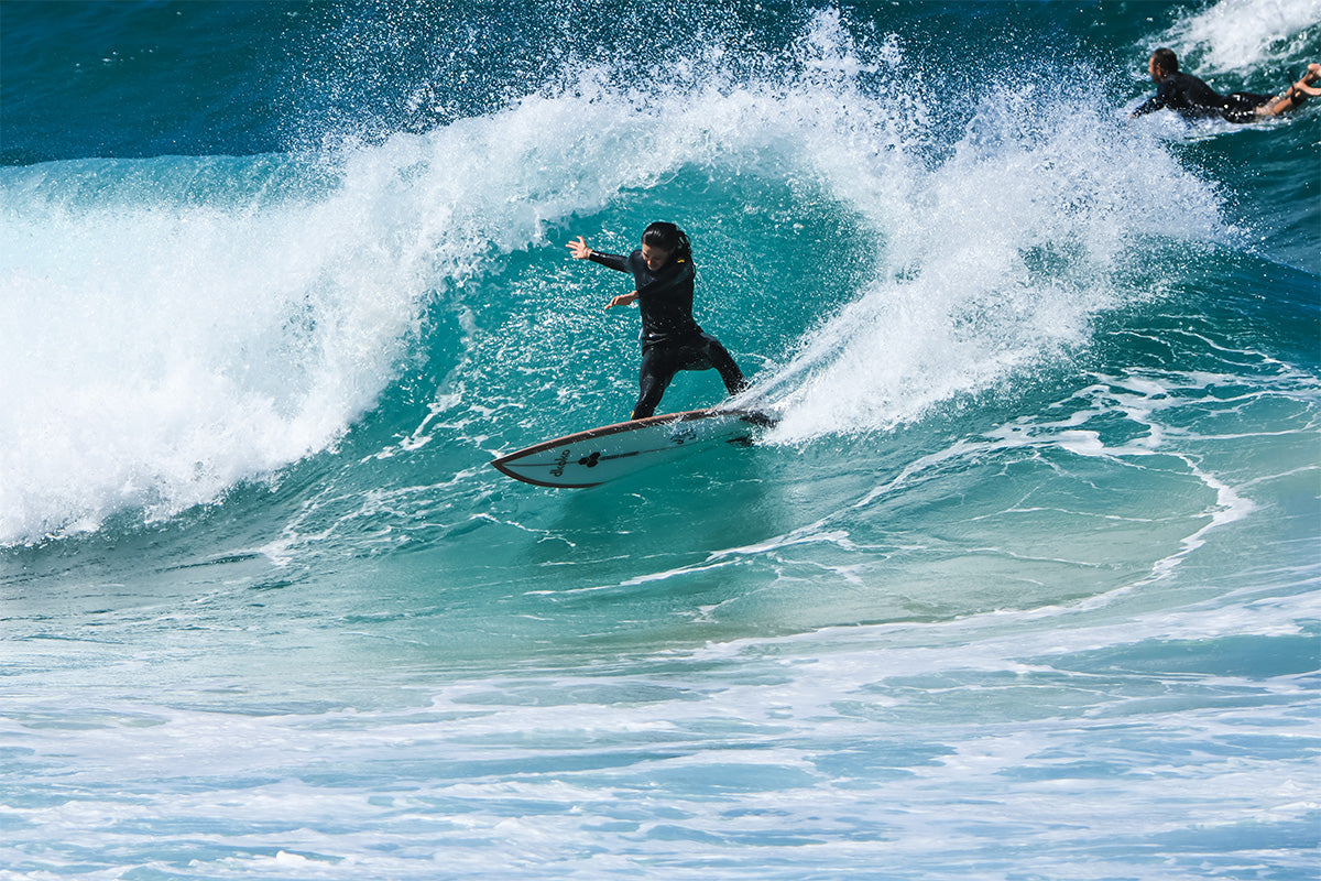 surfer marie-moana troja forehand hack on a left hander, photographed by swilly