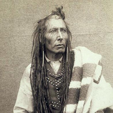 Schwarzweißfoto eines Indianers mit Dreadlocks