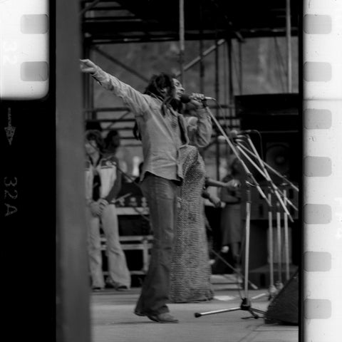 Bob Marley singt auf der Bühne mit den Armen in der Luft