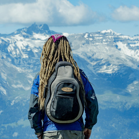 Mann mit Dreadlocks mit Blick auf Berge in der Ferne