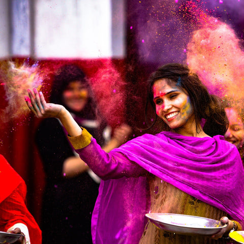 Indische Frau, die beim Festival lächelt