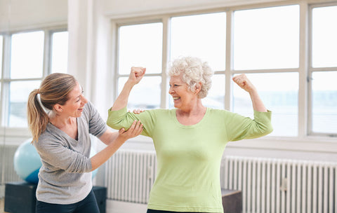 coach sportive avec une personne agée