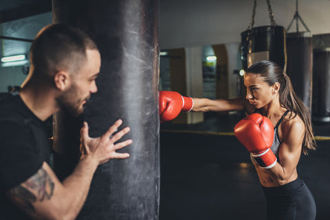 séance de boxe avec coach sportive