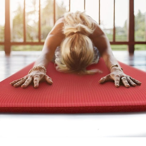 exercice étirement sur tapis de sol gym