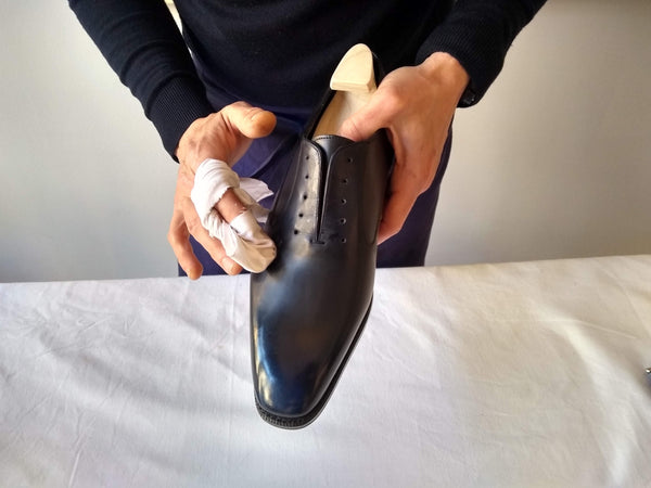 shoe polishing tips applying shoe cream