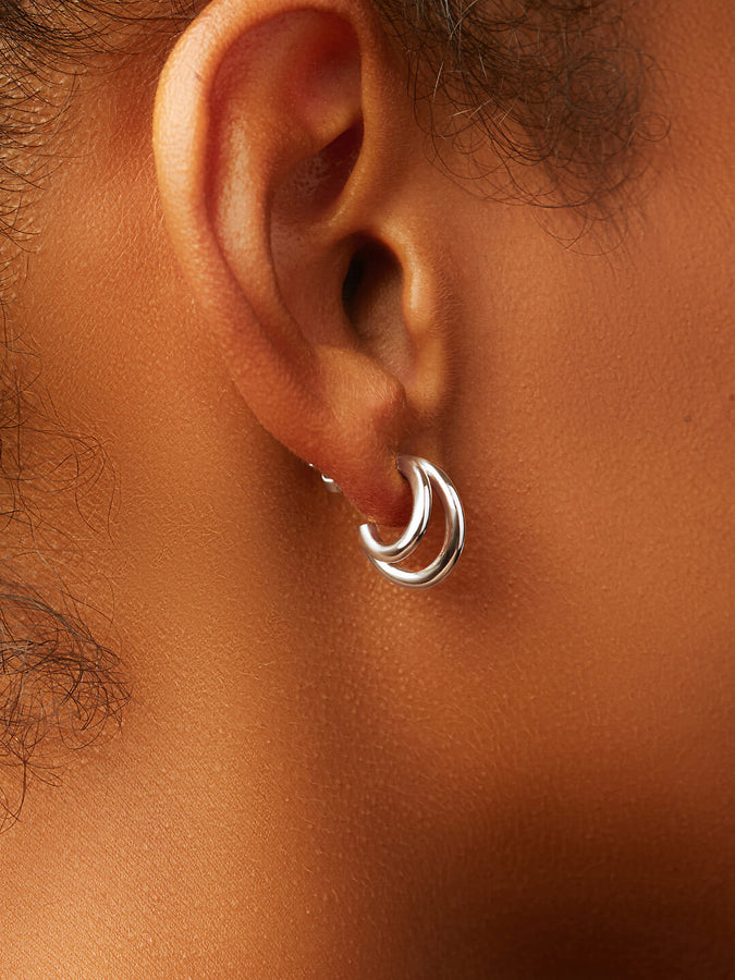 https://cdn.shopify.com/s/files/1/2579/7674/products/1-Ana-Luisa-Jewelry-Earrings-Small-Hoops-Double-Hoop-Earrings-Scarlett-Silver-Rhodium_x900.jpg?v=1700476752