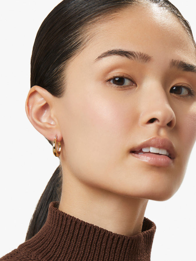 https://cdn.shopify.com/s/files/1/2579/7674/products/4-Ana-Luisa-Earrings-Hoop-Earrings-Endless-Hoop-Earrings-Venus-Gold-new_x900.jpg?v=1699970880