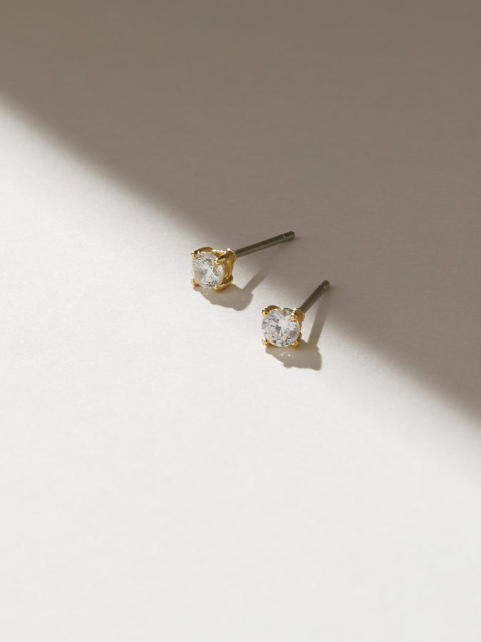 Aggregate more than 144 very small gold earrings latest