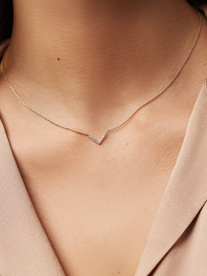 Louis Vuitton Collier Miss LV Necklace Pink White Gold hardware Metal  ref.684579 - Joli Closet