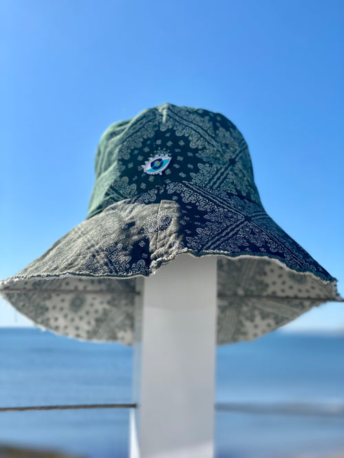 GREEN BANDANA BUCKET HAT