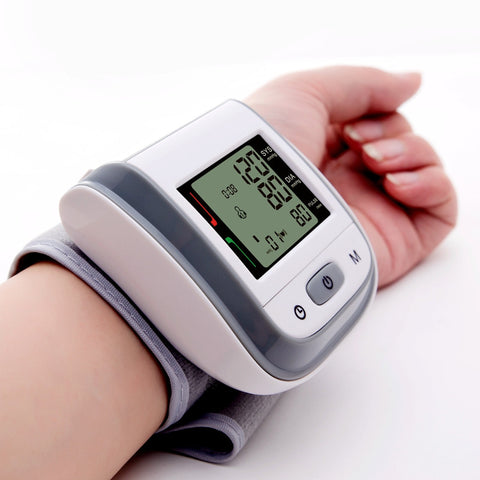 Tensiomètre électronique au poignet sur patient