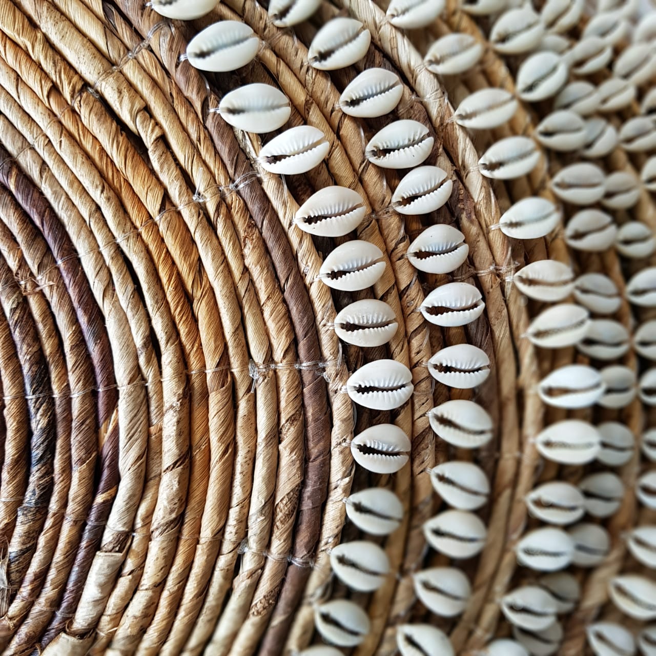 Natural Woven Banana Leaf Round Dining Placemats With Shells – Canggu & Co
